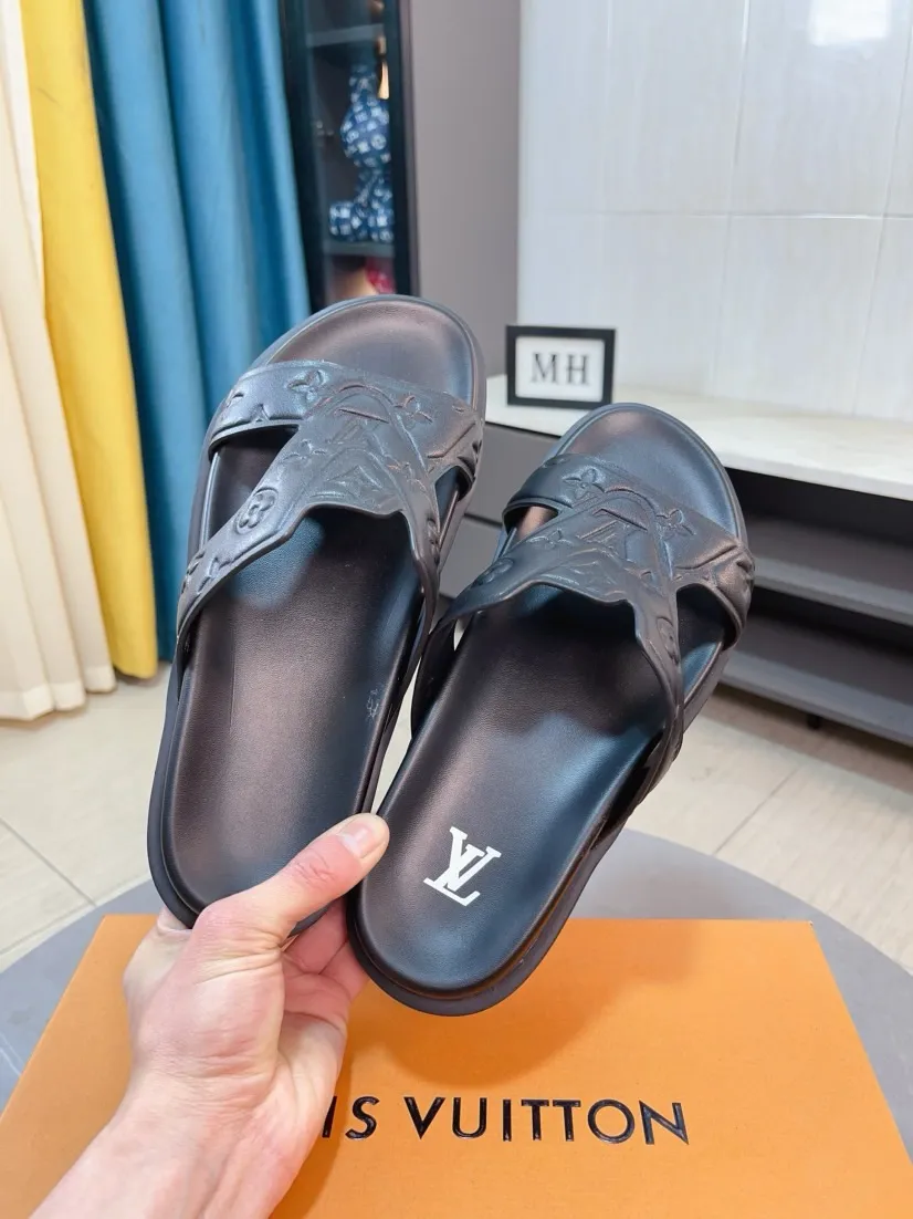Men's shoes 💰360🌹🌹 (lv-Louis Vuitton) new men's sandals, high-end boutique, exquisite embossed logo decoration on the upper, fine workmanship, super soft soles, casual, loose and comfortable, a must-have in summer! \nsize：38-44